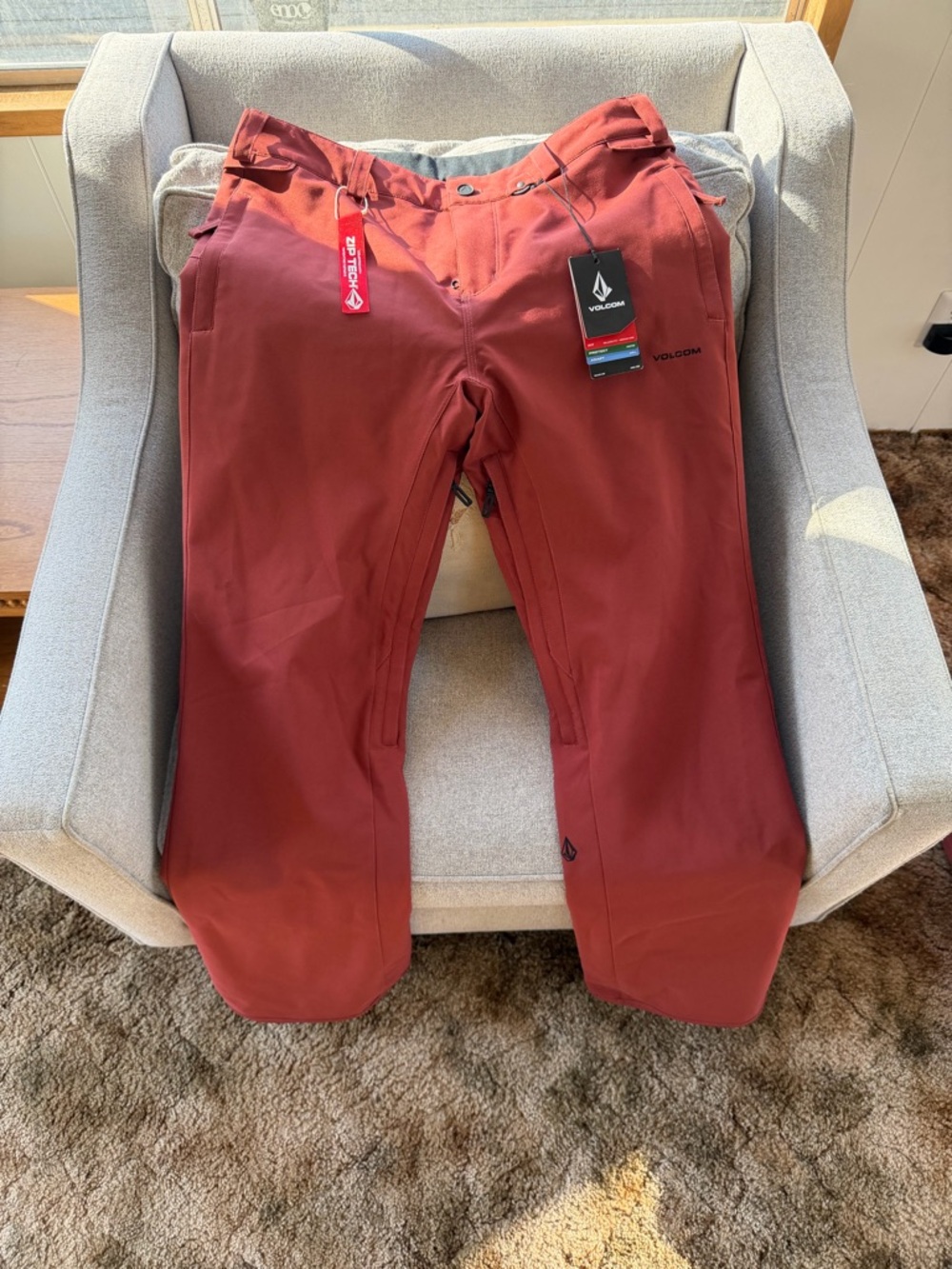 Volcom Men's Snowpant in Maroon